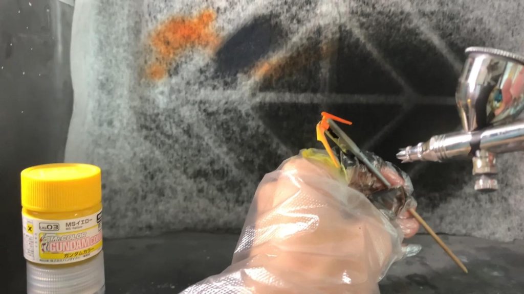 黄色パーツの塗装シーンです。下地には「オレンジ」を使用しています。オレンジを使用することで黄色に温かみが加わり、淵のオレンジを若干残すようなグラデーション塗装でフィニッシュさせると、風情のある仕上がりになるので、黄色の塗装で悩んでいる方はぜひ、一度試してみてください!
