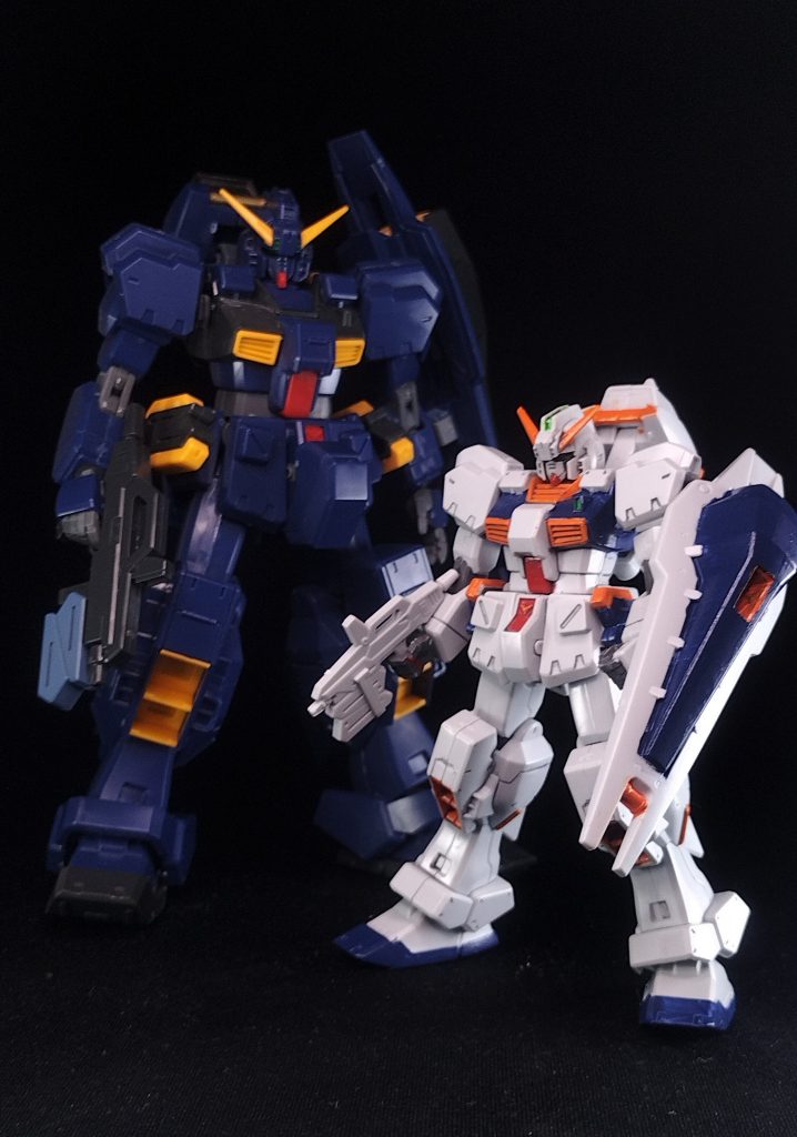 まだ制作途中のhgヘイズルしかなかったですが大きさ比較です