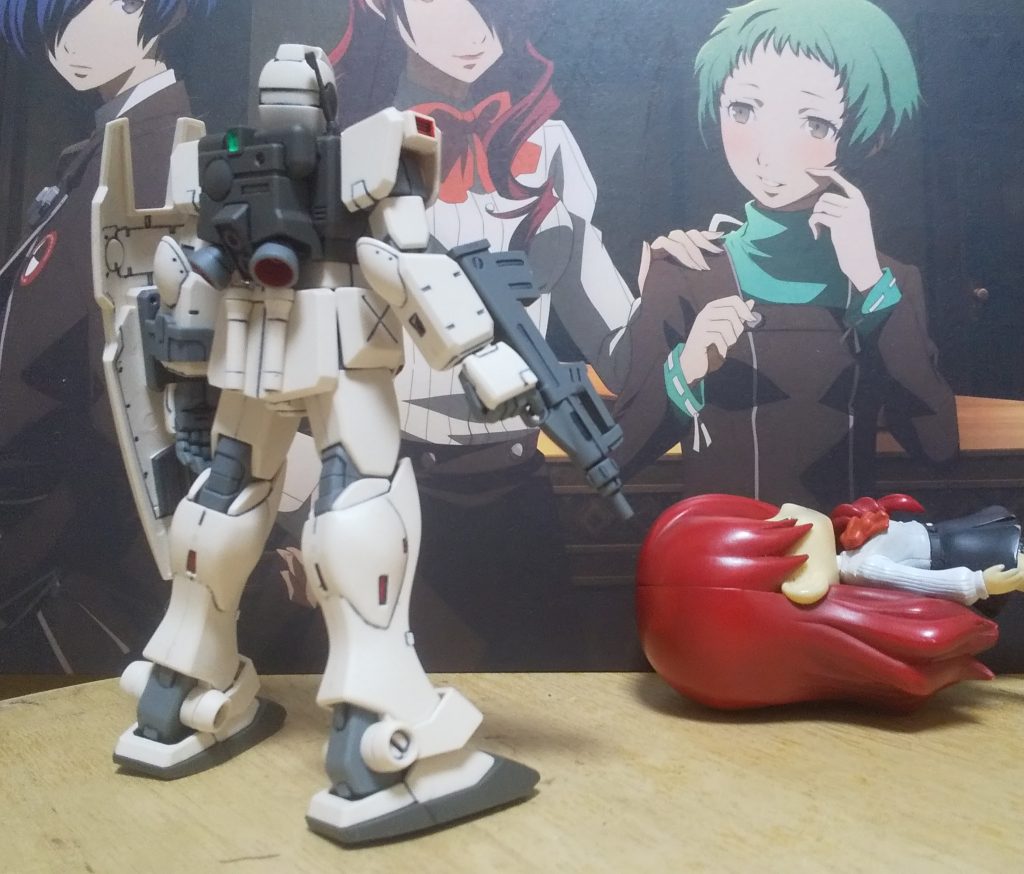 :では後ろだ。色分けされてない部分は、左右の頭部バルカン(回り黒 銃身灰)、ランドセルのバーニア内部(赤)、首回り(グレー)、前スカートの左右の外側の角の部分(凸してる○に赤、凹みの回りと○内に黒)、両脛の外側の部分(黒と赤)、シールドのエンブレム(黄)左右のノズルと裏面のマガジン(灰)、両肩の外側のダクト(赤にスミ入れ)だ。