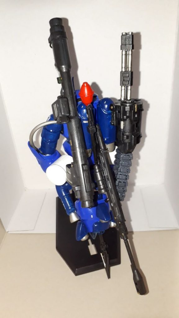 左側にドムトローペンのラーケンバズとシュツルムファウスト右側にはガトリングガンとコトブキヤのベルトリンク中央にジ・オリジン系の対艦ライフルをグリップをカット、スコープの位置変更などをして3㎜プラ棒で稼働するように固定