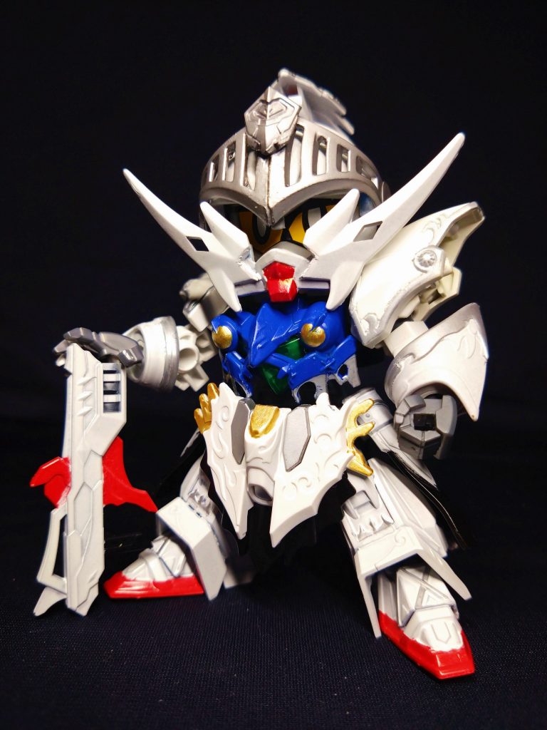 キャラ設定として、当初はエアリアルの仲間になる、武器を沢山持たせたバトルマスター的な立ち位置にする予定でした。ただのバトルマスターでは∀らしさが皆無なので、騎士ユニコーンのように時を移動し、過去の歴史を語り継ぐ別次元の存在としています。