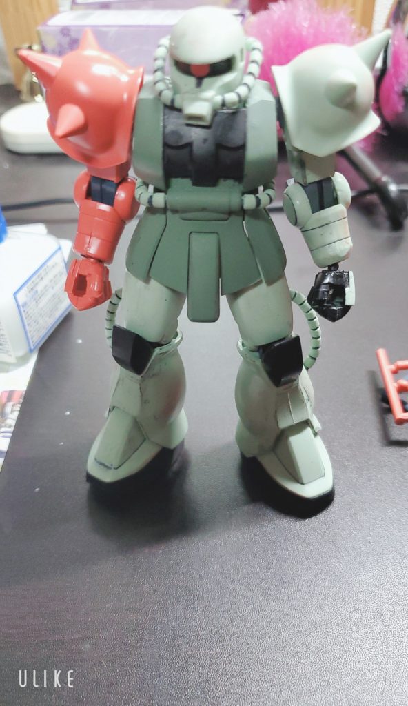 肩のスパイクを削り、パテ埋めしました。