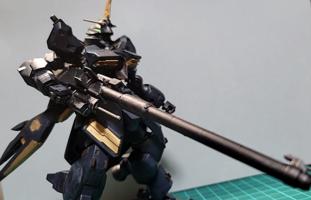 滑腔砲(何て読むのかわからん)ちなみに射撃ポーズは取れません。多分バルバトスのバックパックのパーツとかにあるアームがいります