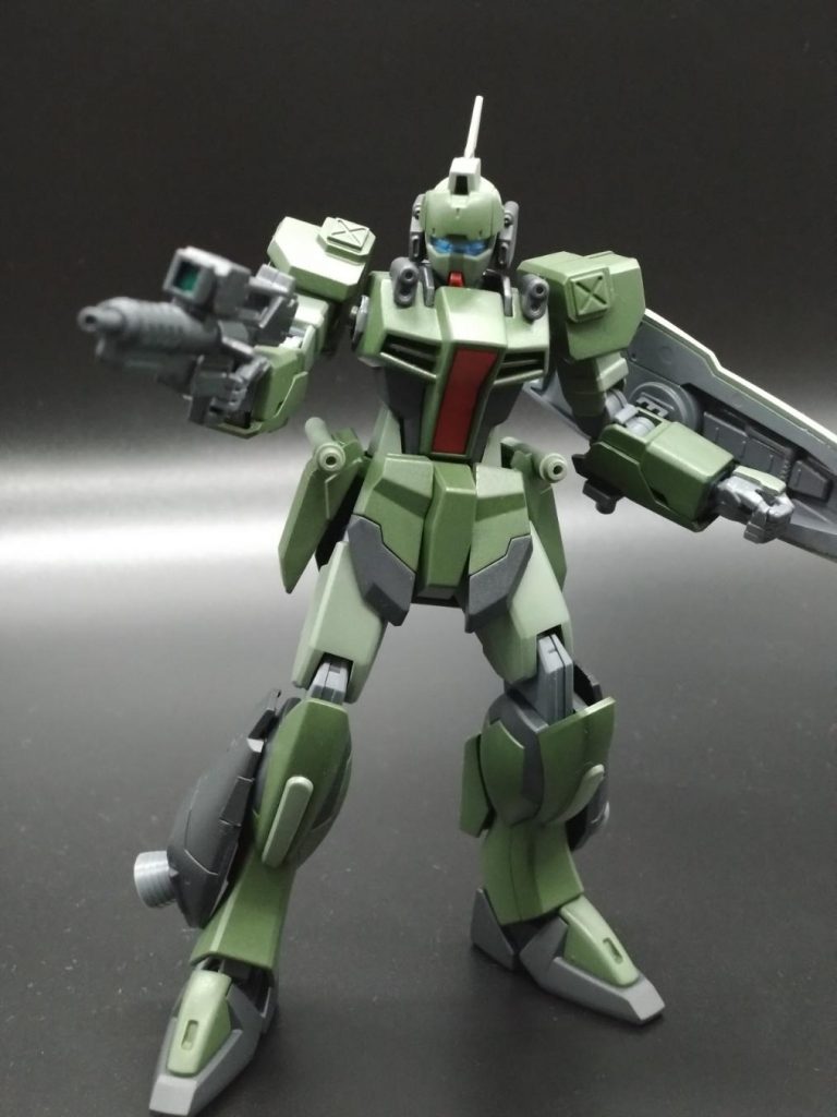 頭部はアンテナの位置の変更と額に増加装甲を追加胸部に機関砲を追加脚部にスラスターを増設して機動力を向上ちょっと高級な量産機のイメージです。