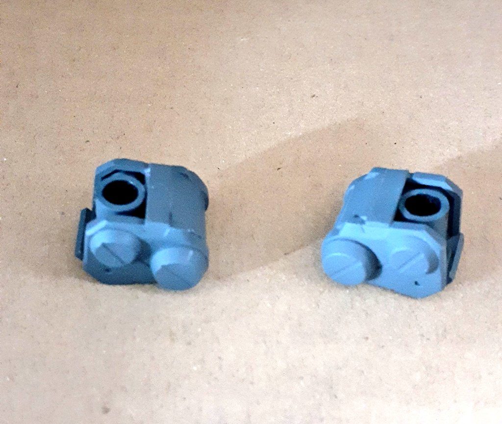 塗装するとこんな感じ。このまま太ももに接着と思ったけど、下側にこの後プラパイプで接続部分追加して取り外し可能のようにしました。(念のため、元の短足にも戻せるようにね)