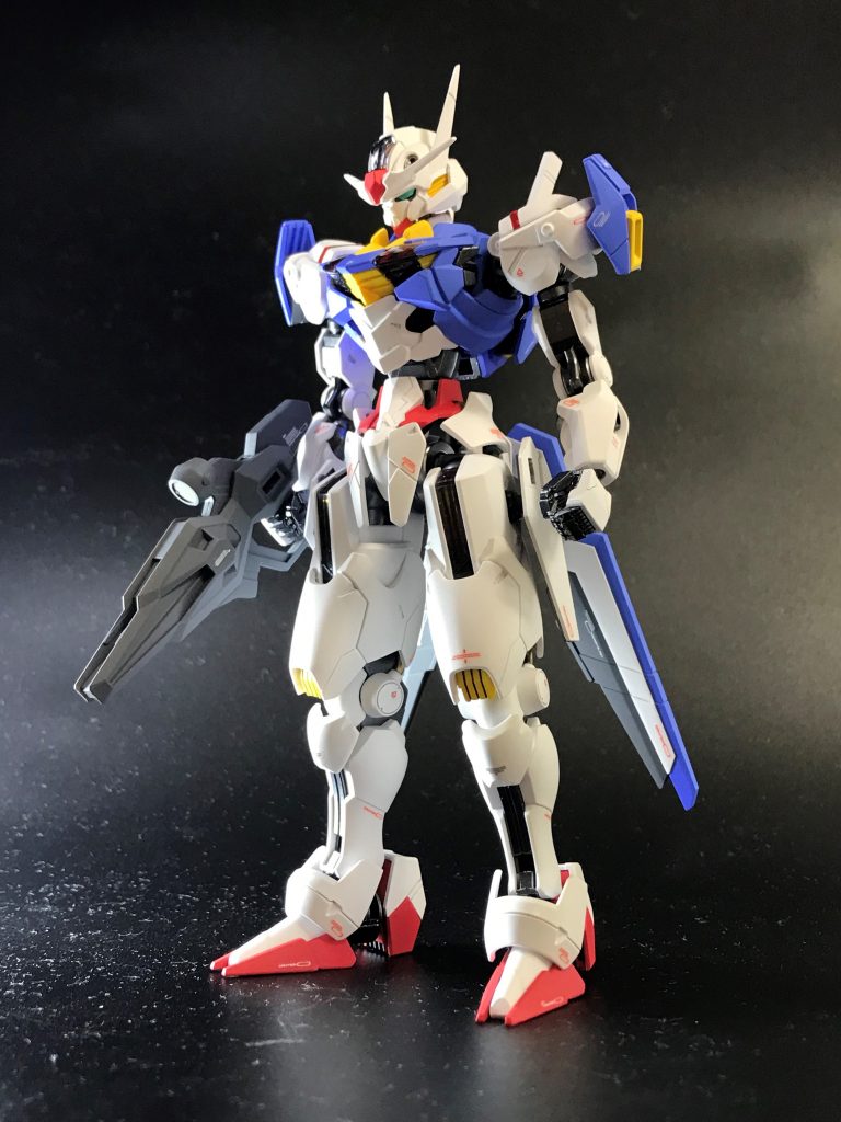 すごいカッコいい!このキットはがに股に出来ない構造。股後ろの干渉部分をを削ってみたのですが、この程度。実は一部装甲の他、ガンビットの裏側等、地味に塗り分け箇所が多いです。クリアパーツの後ハメ加工が難しかったのでマスキング塗装にしました。