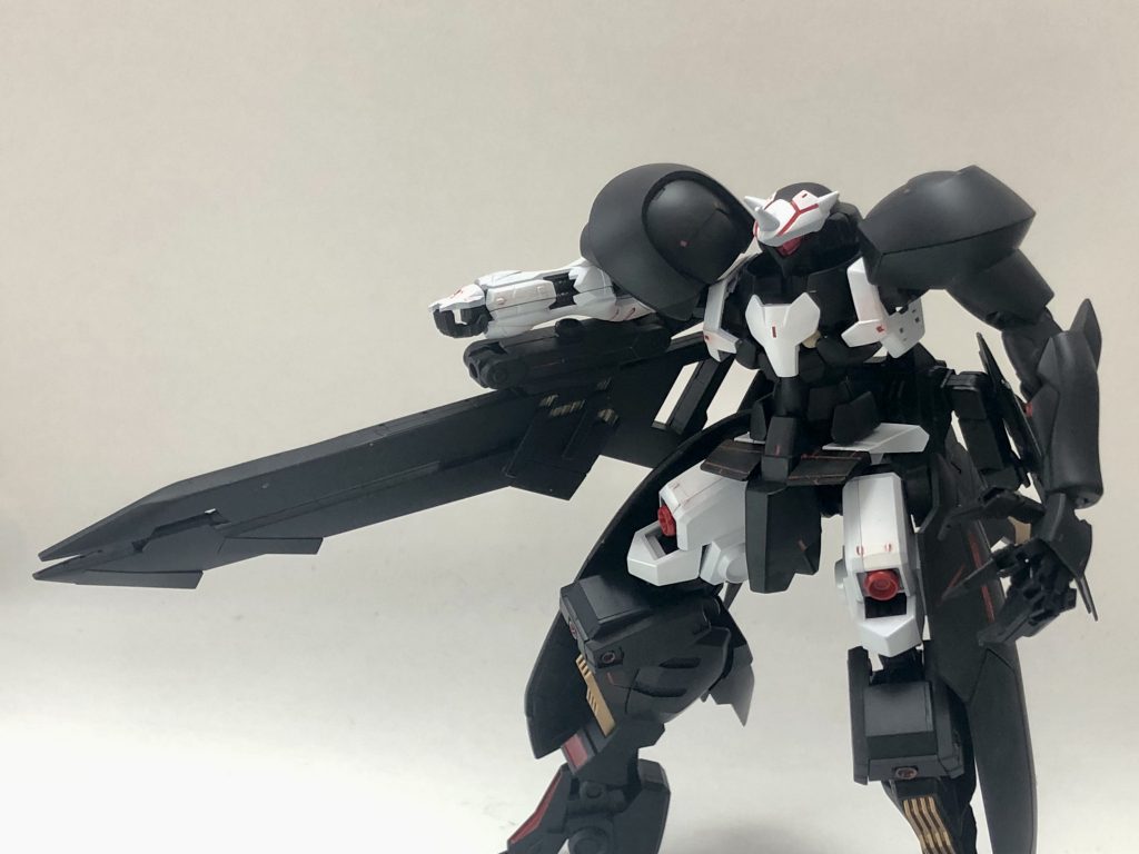 射撃状態です。バックパックのジョイントは自由に動かせます。腕はただバスターソードに添えているだけです。