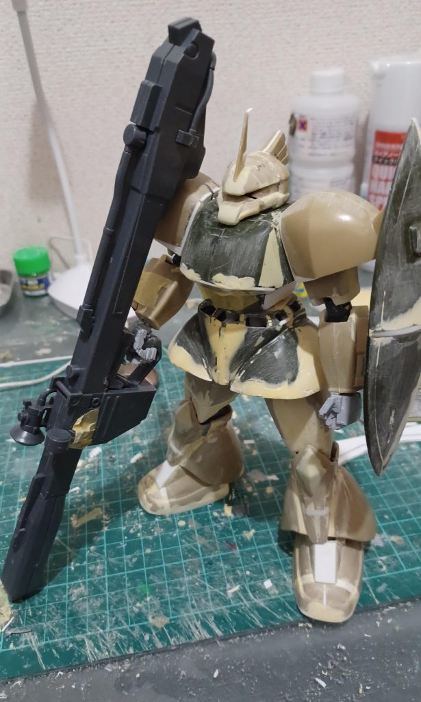 当初、MGのドムのビームバズーカを持たせる予定でしたが何か合わない感じがしたので却下しました。