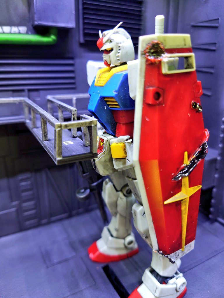 アムロが搭乗しやすいように高さを合わせました。