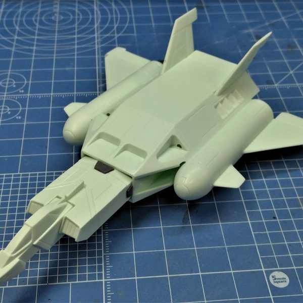 1/144 「コアブースター」製作を開始しました。板状の翼を削りこみ、クリア素材で翼端灯を追加。「航空機の雰囲気」を狙ってみました。（2枚目）