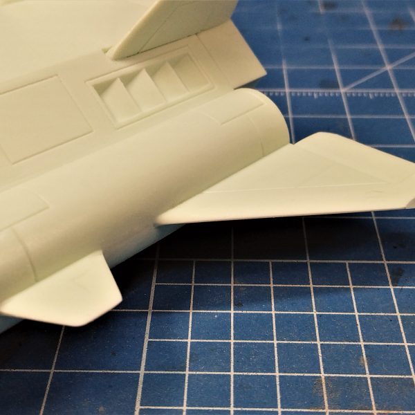 1/144 「コアブースター」製作を開始しました。板状の翼を削りこみ、クリア素材で翼端灯を追加。「航空機の雰囲気」を狙ってみました。（3枚目）