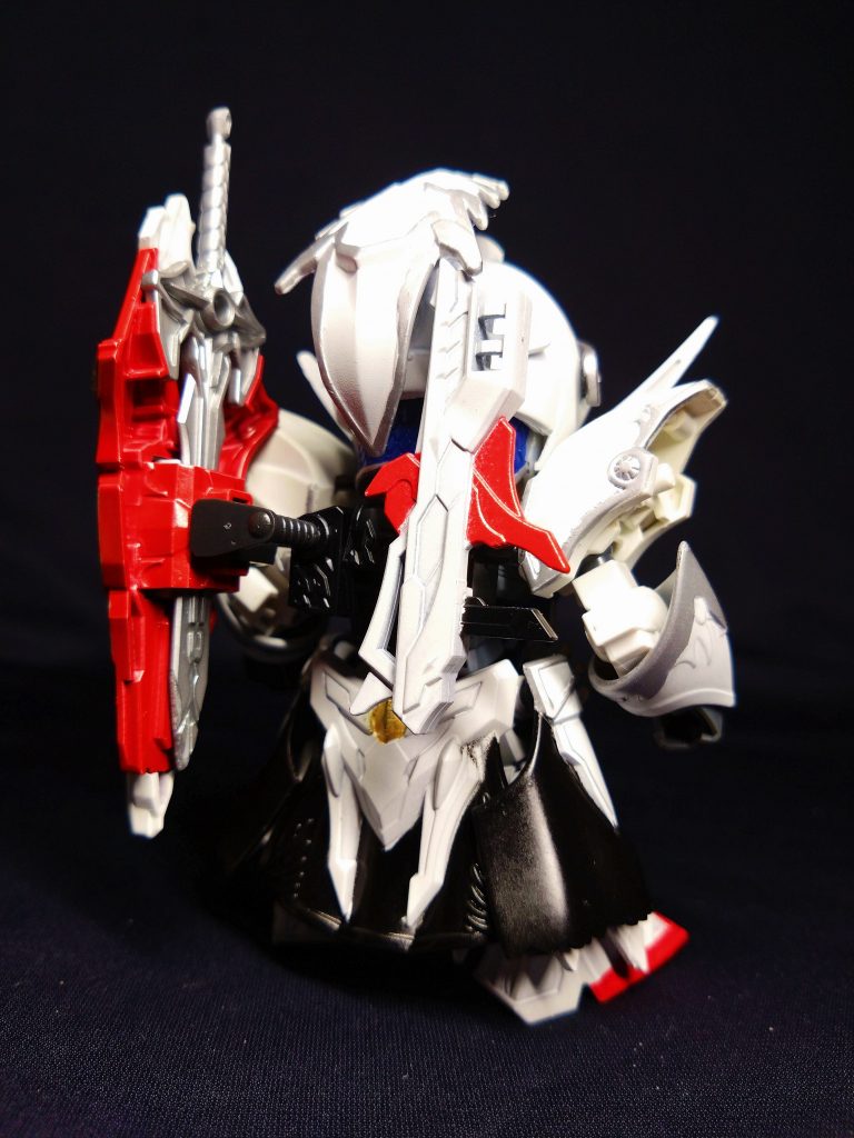 武器類は全て背部にマウント可能。盾のみ原作と少しだけ位置が違います。