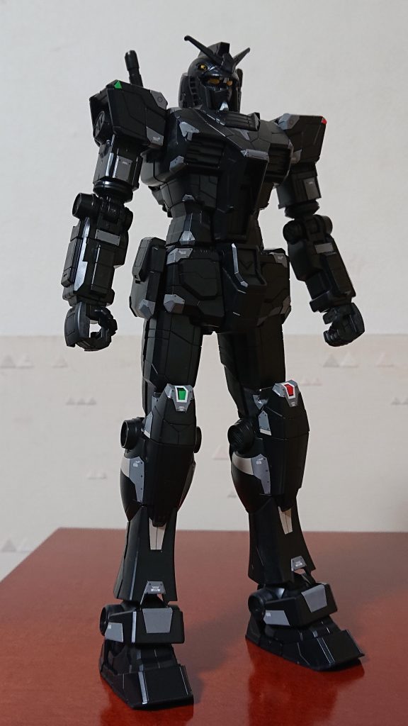 右から→今、考えるとツインアイとアゴも光って見えたのかなぁ~と思ったり。