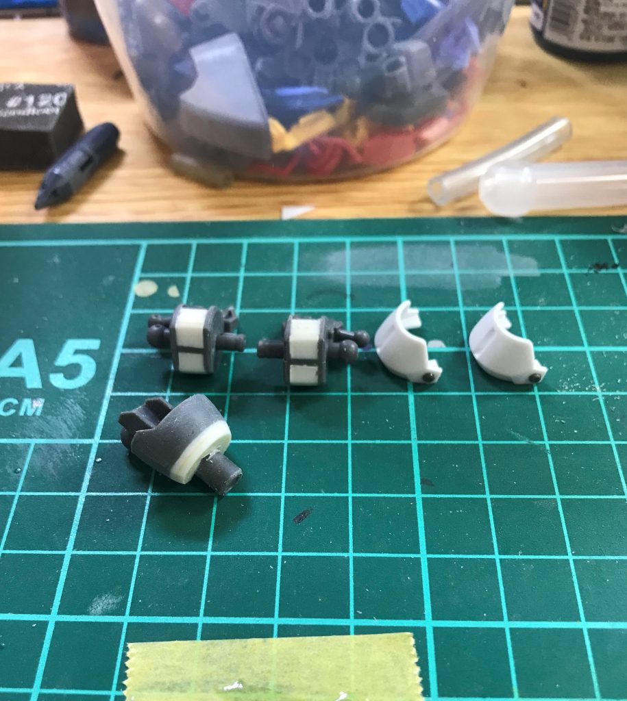 腰を2mm延長、足首フレームの肉抜き穴を埋めました。完成して気づいたのですが、肩関節フレームの肉抜き穴が目立つので埋めておけばよかったかも