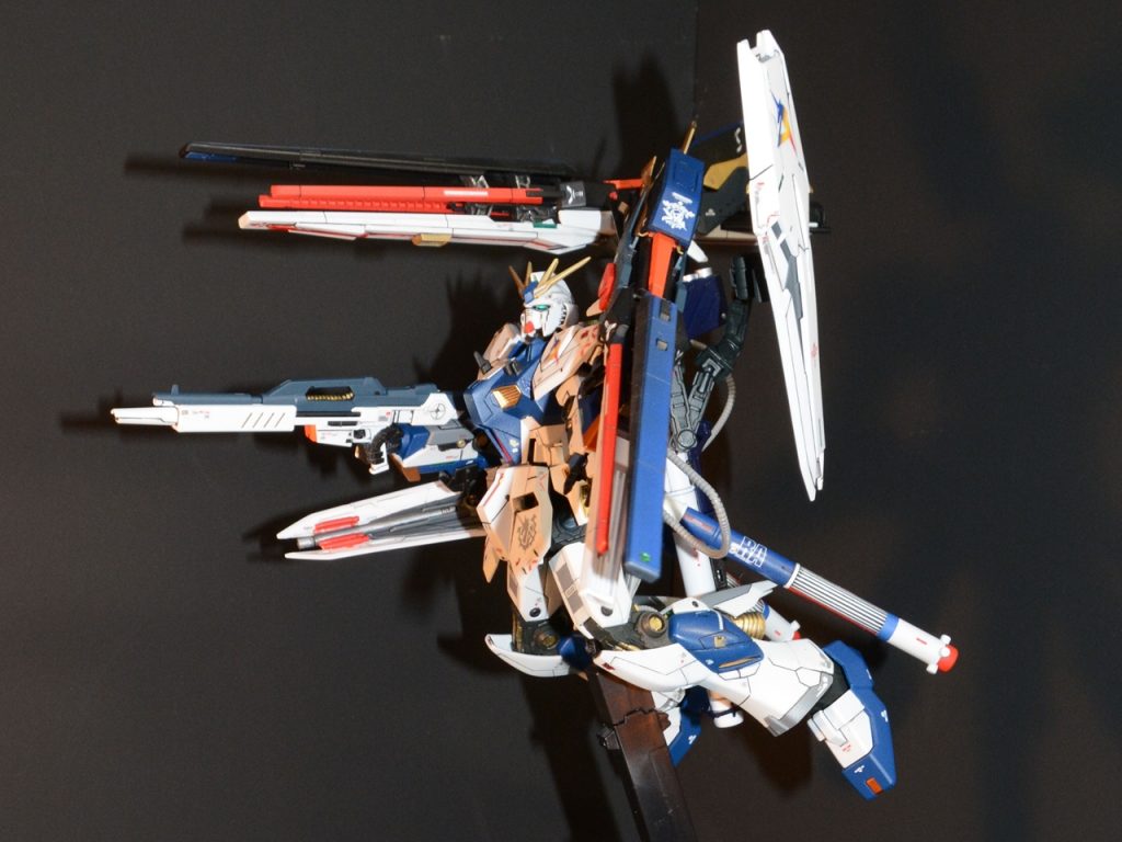 ロングレンジフィンファンネルを2砲装備したらカッコいいだろうなーと制作に挑戦。EGなら安いし作るのも簡単と始めたのですが・・・