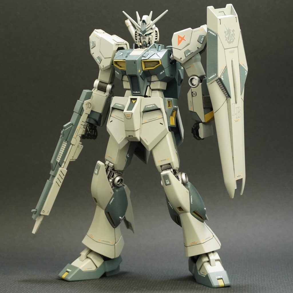 プラ板は Wave プラ:プレート【グレー】目盛付き 0.3mmを使用してみました。 プラ板は白いイメージでしたが目盛がついていてとても驚きました。