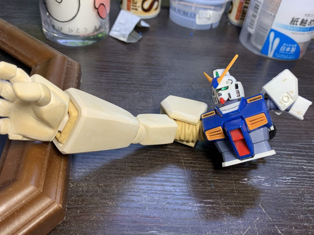 ビデオのパッケージイラストのポーズを再現するため、パースをつけた腕を新造しました。