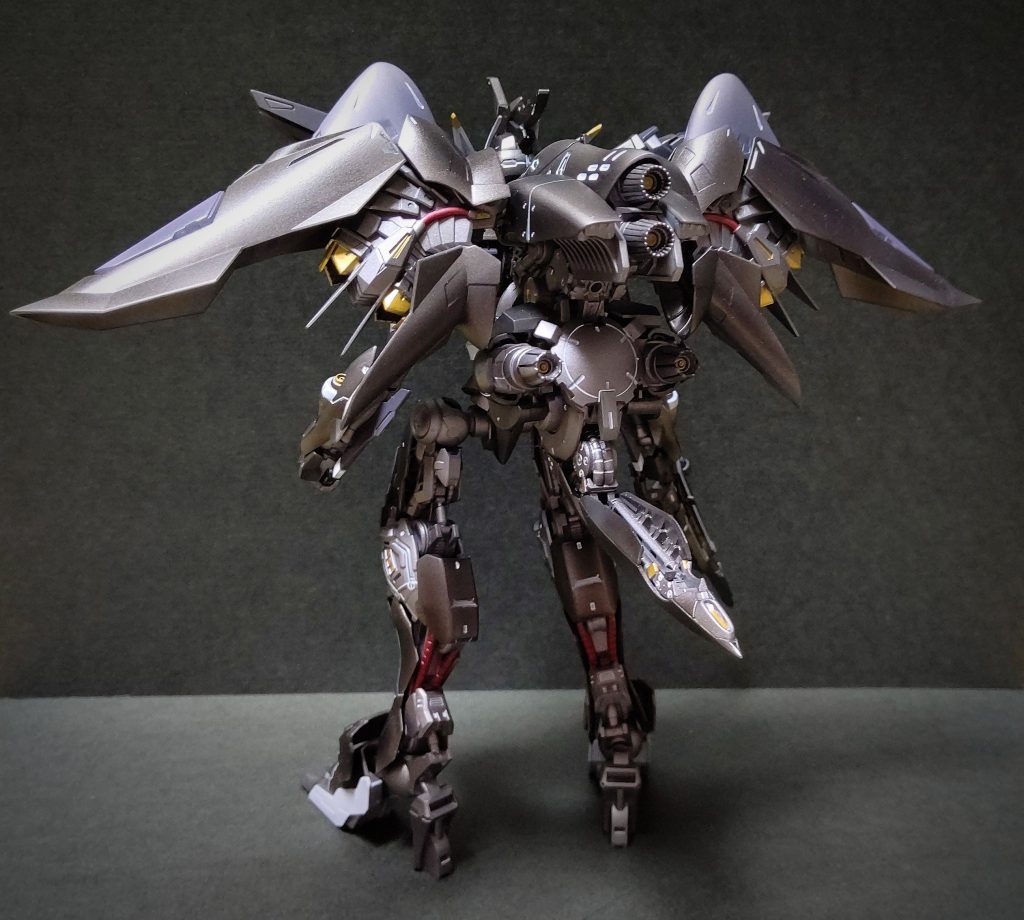 バーニアを多数内蔵した大型ブースター。生物的なシルエットになりました。86のレギンレイヴに各種ジャンクを。MGジンからウイングを拝借しました。