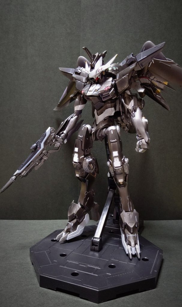 腹部と両腕はエヴァ０号機、両足はバルバトスにジャスティスのパーツをミキシング。