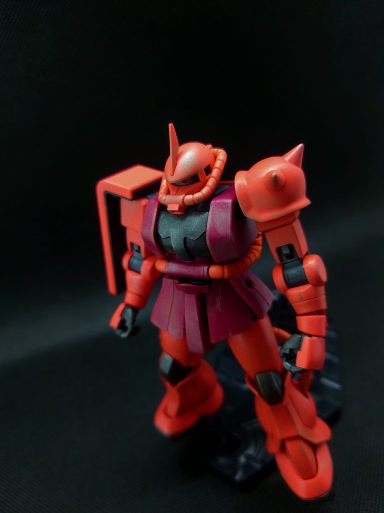 やや上から。各部少しシャープ化を行っており、目元はシールではなく、レール部分をピンバイスでくり抜いて、他キットのビームサーベルのランナーを切断し小さくしたものを埋め込んでいます。