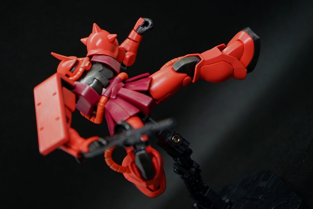 シャアザクと言えば蹴り。新しいキットなだけあって、稼働抜群で、ポージングが楽しいキットです。