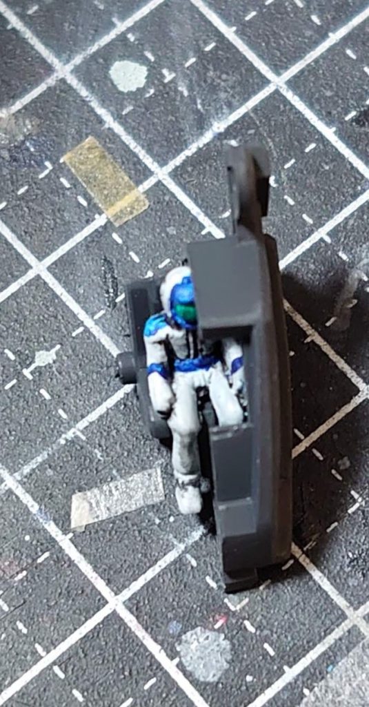 コックピットの1/100カミーユも筆塗りで全塗装しています。