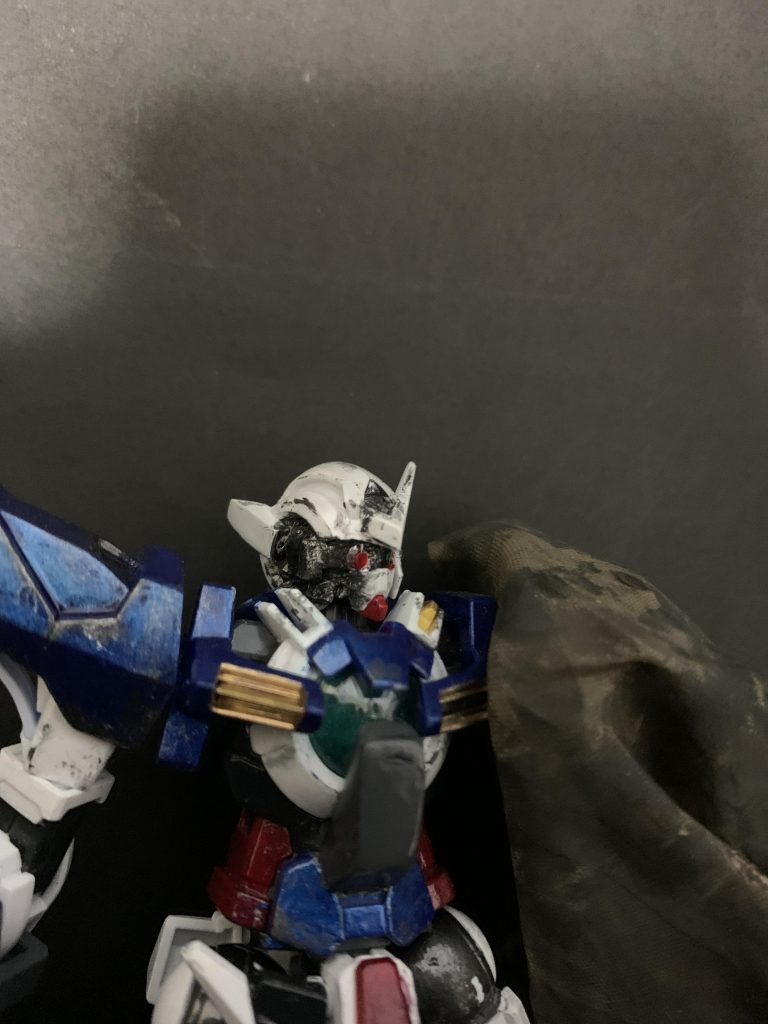 顔のアップです。パテ盛って削って色塗ってます。胸の下部もパテ制です。