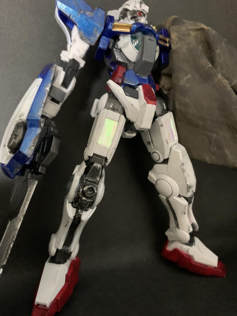 右膝もパテです。コンデンサは食べてた飴の包みが丁度良い感じのオーロラだったので綺麗に伸ばして貼り付けてます。