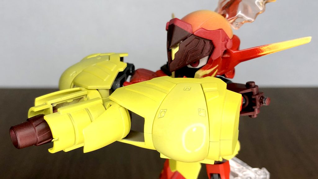 肩鎧から砲門先端を展開して2つ合わせて構えることができます‼️