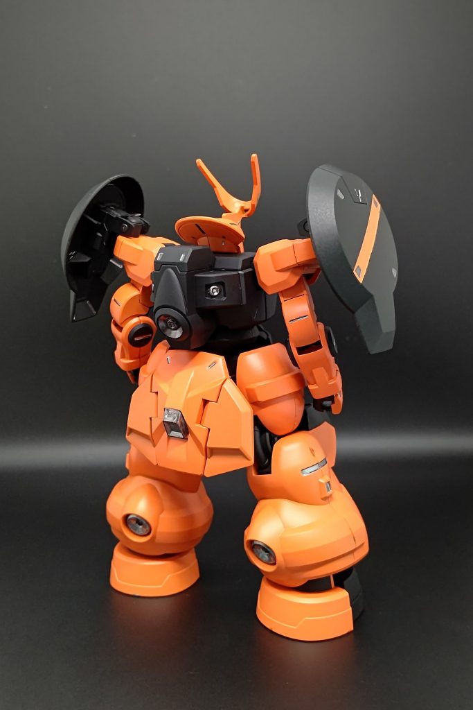 背中からバーニア類もガンメタで統一本当にささっと塗装してストレートに組んだだけなので合わせ目消しやスミ入れ等めちゃくちゃ端折っております