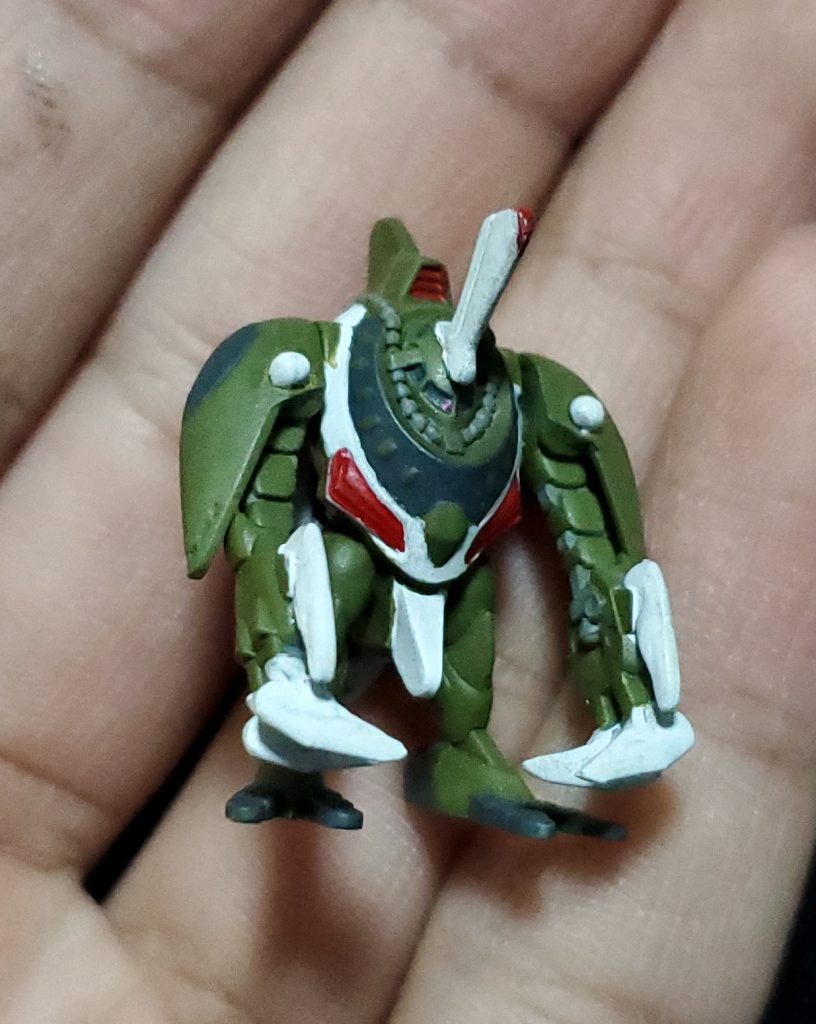 塗装は水性系のホビーカラーとタミヤカラーを中心に行いました。モノアイはガンダムマーカーのメタリックピンクを使いました。