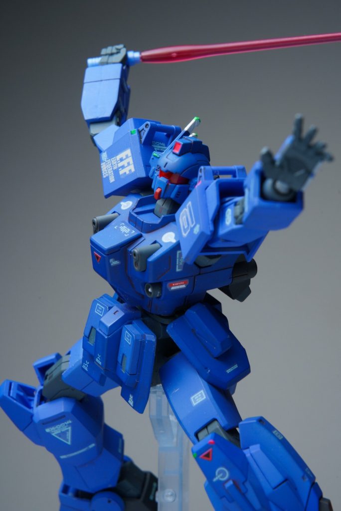 システム起動バージョン。頭部の形が漫画版とゲーム版の二種が組めるので漫画版の方は完全にEXAM起動時のメインカメラまっ赤にしてみましたクリアレッド成形パーツの裏から蛍光ピンク直塗りでギラギラにしてあります。