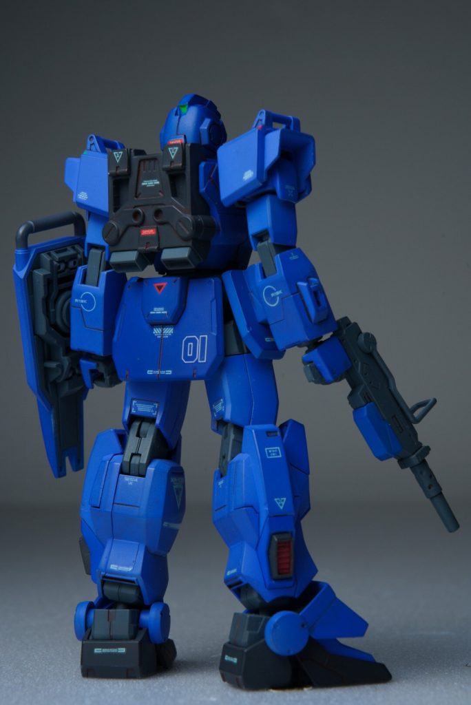 リヤビュー。関節は武装等はミディアムブルーをグレーに寄せるイメージで合わせていきました。
