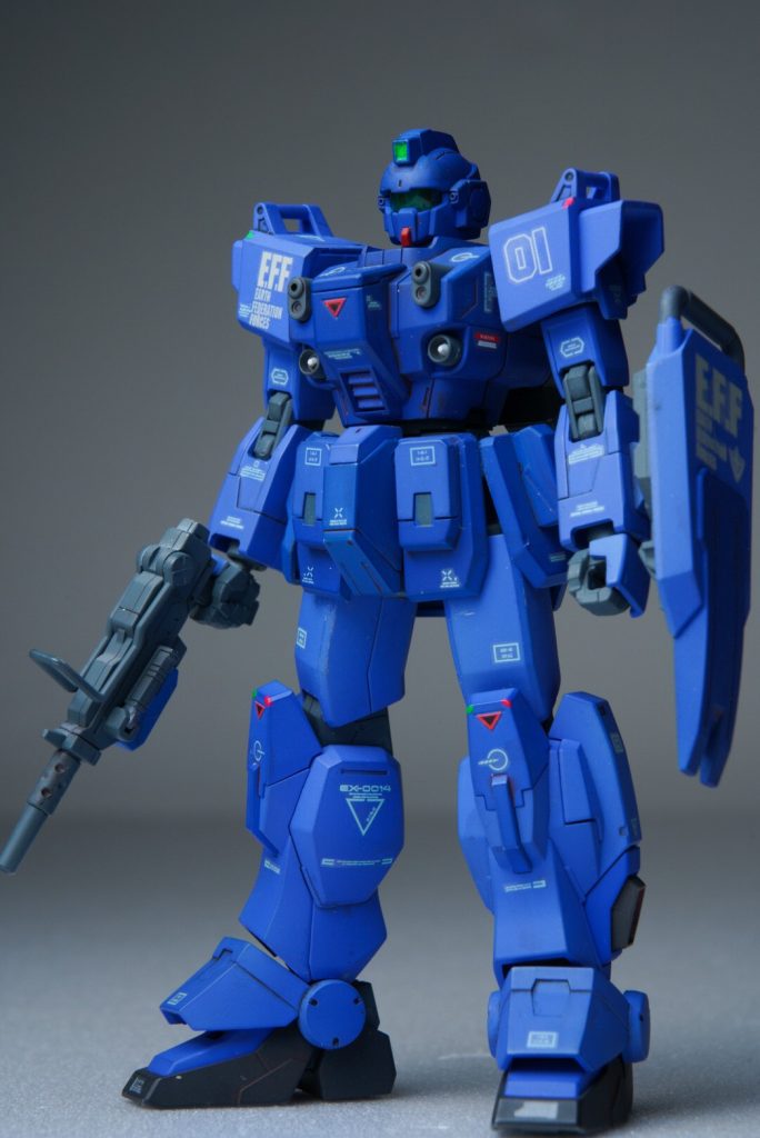 フロントビュー。昨今ブルー1号機に関しては様々な設定画とカラーリングが設けられてますが自分のイメージはやはりSS版 戦慄のブルーこそが原点だと思ってます。当時のゲーム画面だと濃い青と薄い青の差異ほぼなく青一色といった感じでしたので濃い部分と薄い部分の差異を僅かに出す調色を行い、足首だけ視覚的な重さがほしかったのでネイビーブルー系の濃紺にしてあります。