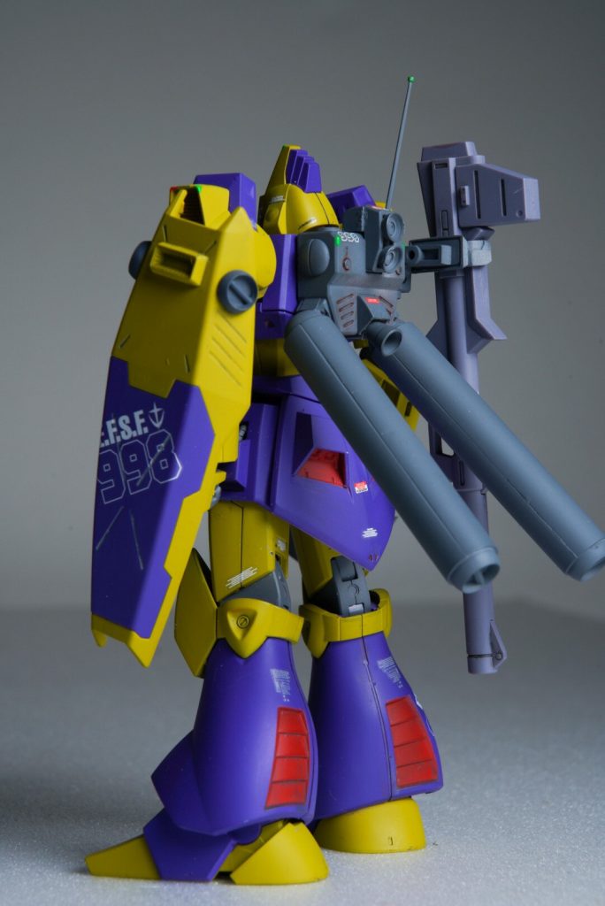 リヤビュー。さらに作戦行動時間と航続距離の延長の為スラスターの追加、プロペラントタンクの追加、戦術的に様々な任務に対応するためにハイパーバズーカも追加携行しています。