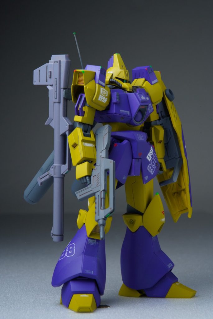 フロントビュー。シーマ様と言う人物、たとえ連邦に渡っても現役でパイロットとしての任に就いての活躍が見たいので乗機はゲルググの血筋を継承しているガルバルディβで決まりでしょう。さらに経歴を考慮しても専用機を与えられても不思議ではない戦果を挙げてるはずなので標準機より武装面でも優位な仕様になっていると仮定してNT-1のライフルとシールドを持たせてあります。