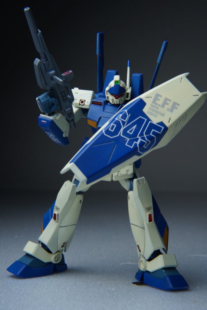 全体的にNT-1と同規格のパーツがかなり含まれておりコストは高騰してしまうため廃案になったという顛末を含ませていますが、部分的には腕部ガトリング砲はオミットされていますが代わりにマークⅡと同型のEパック方式のビームライフルを備えて火力の補填を行ったという設定を付け加えています。