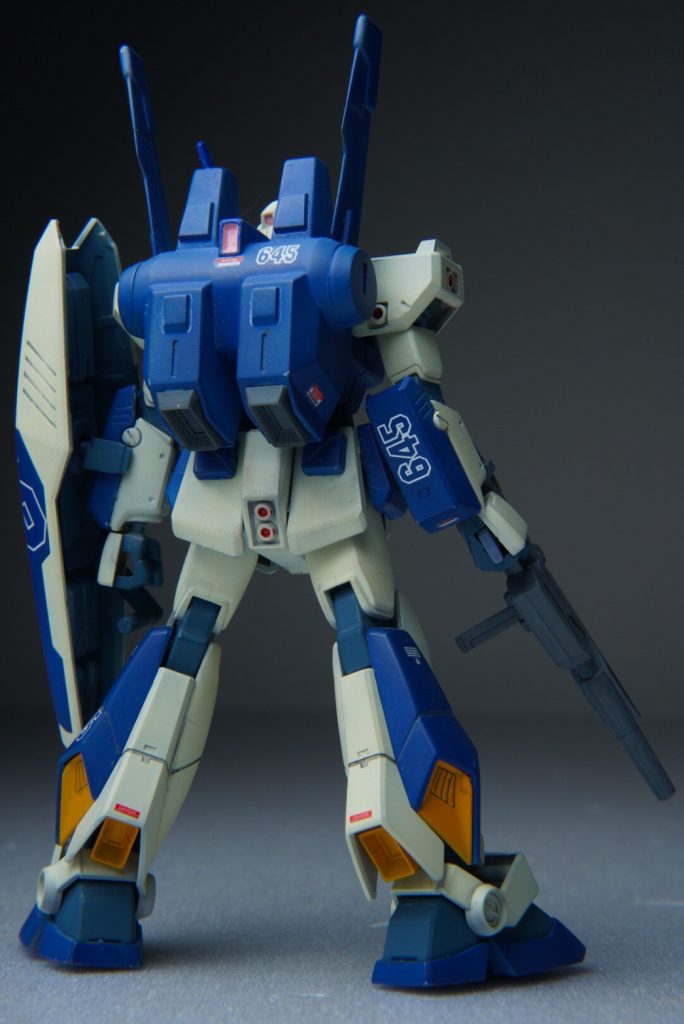 リヤビュー。時期的にはハイザックの開発も行われている次期にあたると思われるのでバックパックはハイザック用に開発を行っている先行試作タイプを試験的に装備しているという設定を当ててますので旧キットのハイザックのバックパックを取り付けました。実寸がHGより旧キットの方が一回り大きいのでプロトタイプという設定にはこのようにアンバランス感も有りかなと思ってます。