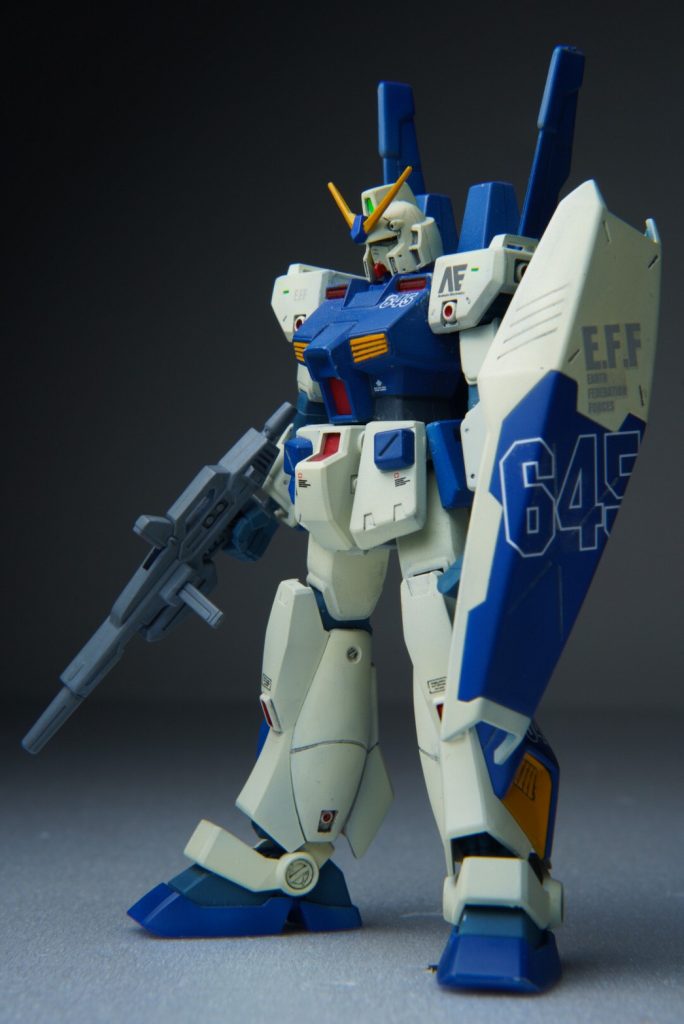 バリエーション違い頭部しかしながらちゃっかりガンダムヘッドもあったりしますwこの辺りはガンダムタイプの機体に対する敵側の心理的検証も含めてヘイズルの機体思想には近い物を求めてみました。非常に独自設定の塊になってしまいましたがNT-1自体が後のトリスタンに発展した経緯を考えれば他の開発発展ルートもあったんじゃないかと考察も出来るのでなかなか暇潰しにしては楽しい制作時間を過ごせましたw本設定では辻褄が合わない等のご指摘もあるかも知れませんがどうか生温い目で見てやってください。