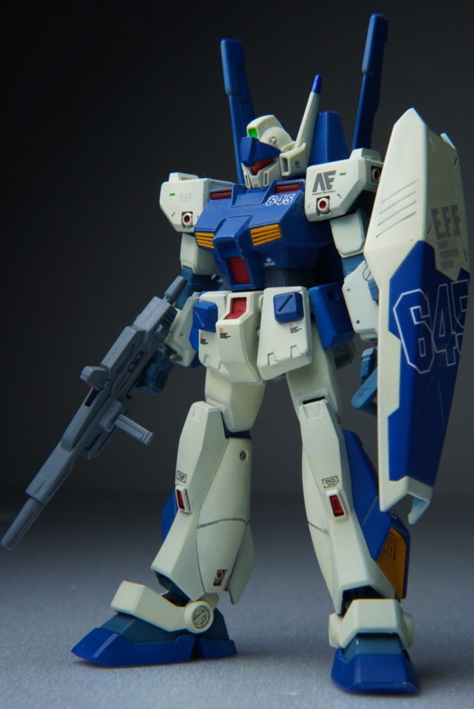 フロントビュー。後のグリプス戦役前のゴタゴタした時代背景もありベースとなる機体として高性能機を多数排出したオーガスタ系の血筋であると同時にジムカスタムに見られるNT-1の技術のフィードバックよりもピーキー過ぎるNT-1のスペックをデチューンする方向性を持つ機体をイメージしました。