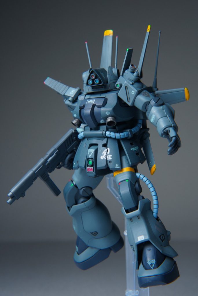 隠密性を重視している機体であるとは思うのですがワンポイントでオレンジのラインと自分の作例では初めて漢字マーキングを使用して「忍」の一文字バウに見られる「龍飛」もそうですがジオン国籍には日系人が結構いるんじゃないかと勝手に考えてみたりしました。