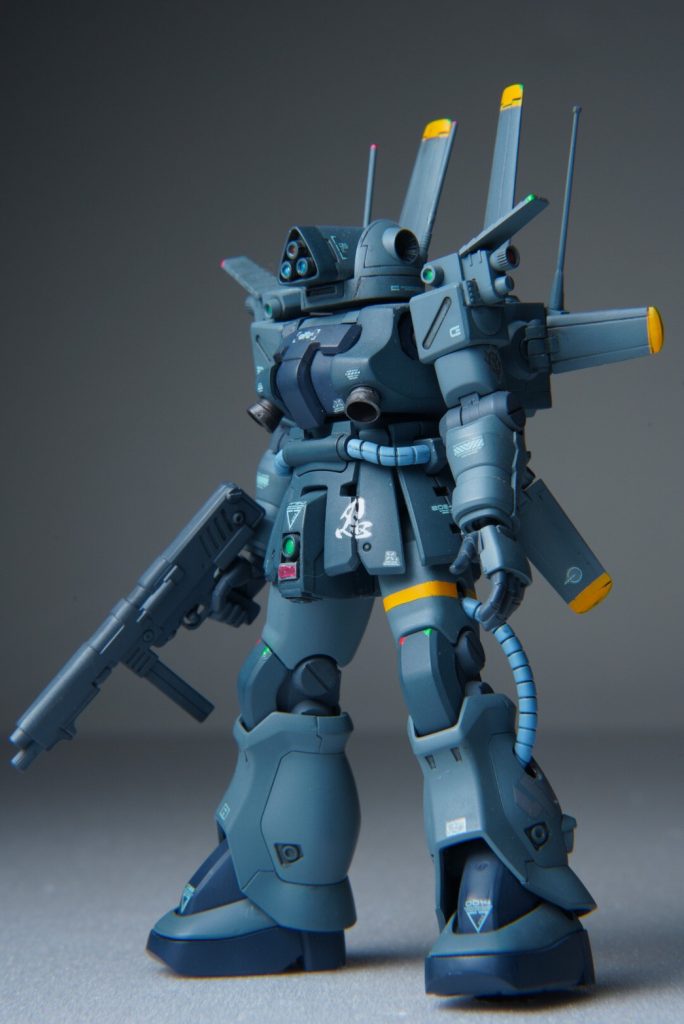 フロントビュー。制作にあたりまず旧キットとのサイズのバランスを調整するかにぶち当たります。今回頭部は旧キットのままで胴体の幅増しで調整を行ってみました。追加工作として肩のカメラユニットにも追加のブーム(羽)をそれらしいパーツで取り付けてあります。