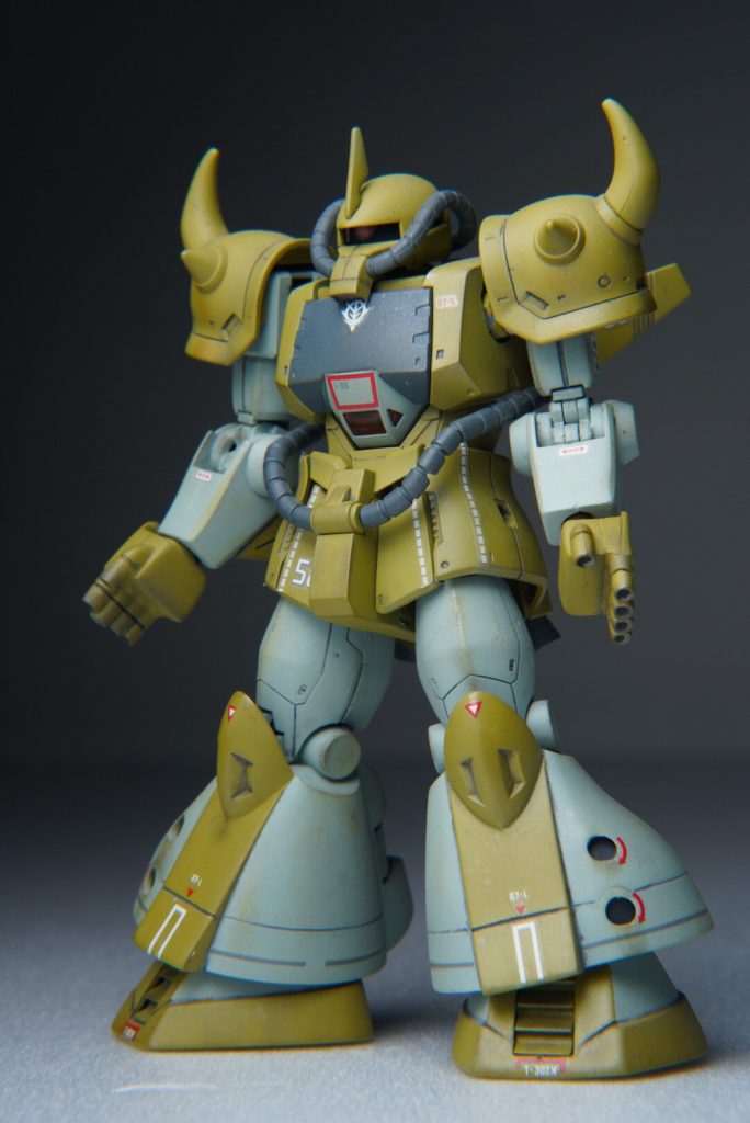 フロントビュー。ベースにオリジンMSVのプロトタイプグフを柱に旧キットの外装を被せる手法を取ってみました。特にオリジンキットは内部にフレームがある構成なので以外とすんなり行った記憶があります。