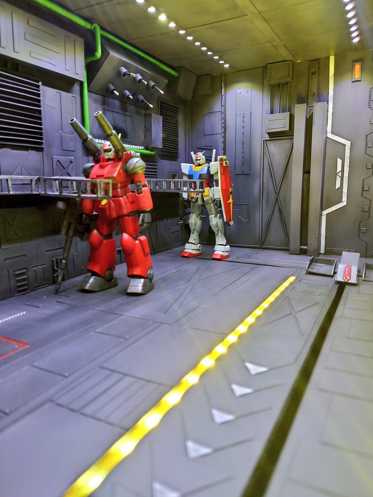 ガンダムとガンキャノン、絵になります。