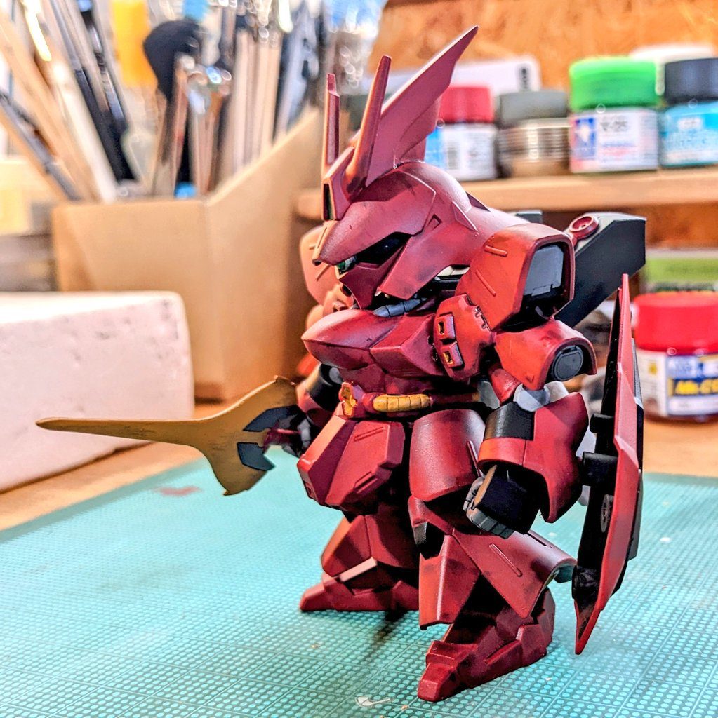 肩アーマーの寂しい余白には適当なディテール用パーツを。