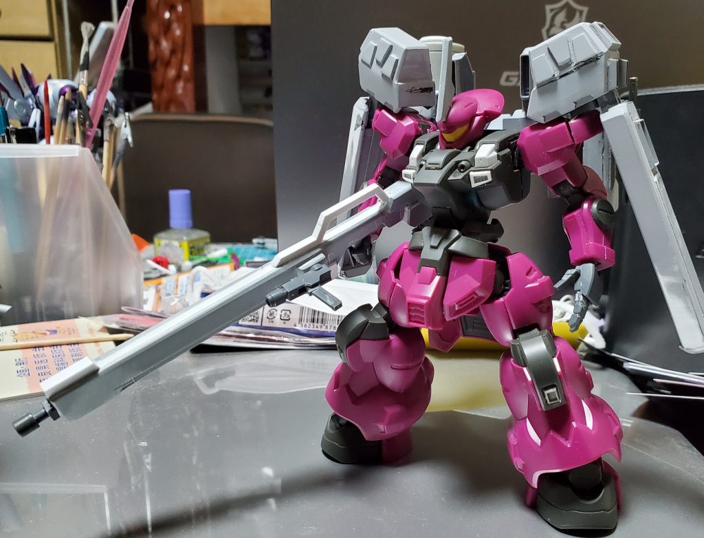 ディテールを盛りながら作ってる最中に「マガジンドラムを肩には難しいな…せやミサイルランチャーにしたろ！」と思い急遽スラスター兼ミサイルランチャー装備の兵装に変更。