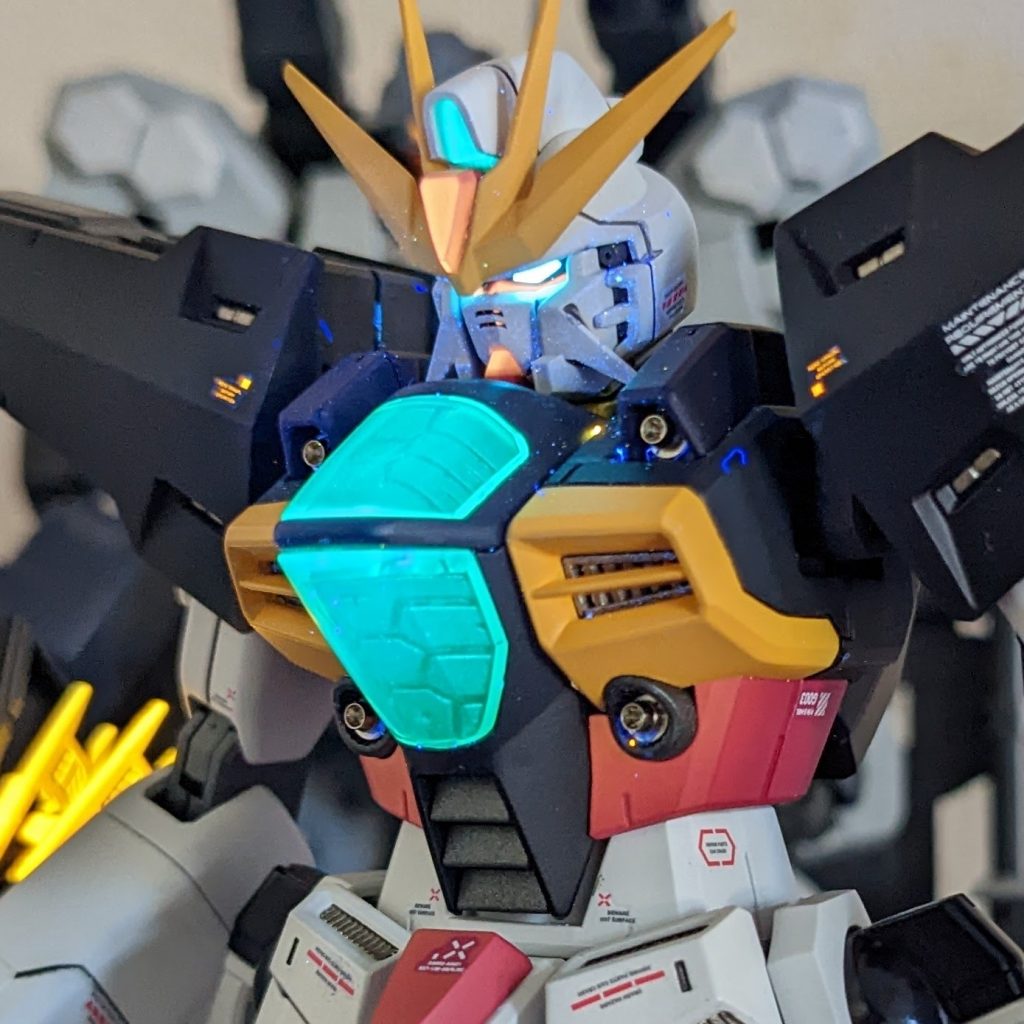 胸のマイクロウェーブ受信部も無塗装ですが、ご覧のように発光します。