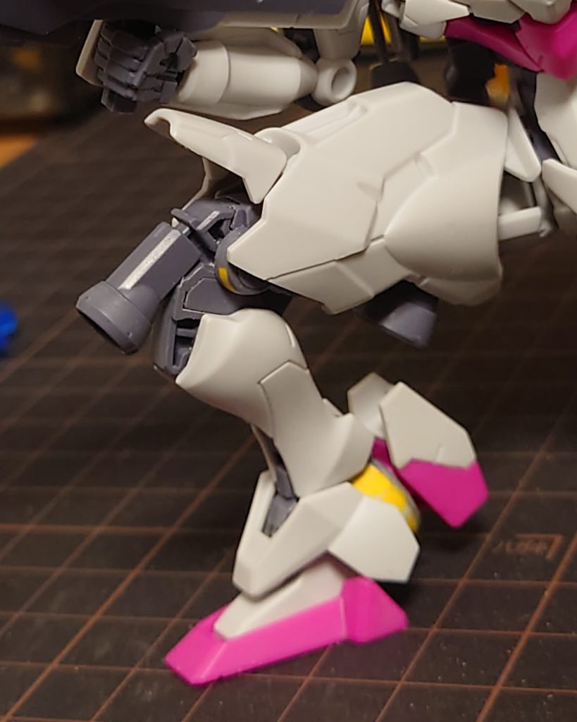 不自然に見える膝関節の合わせ目はどうも気になり何とかできないか悩んだのですが…