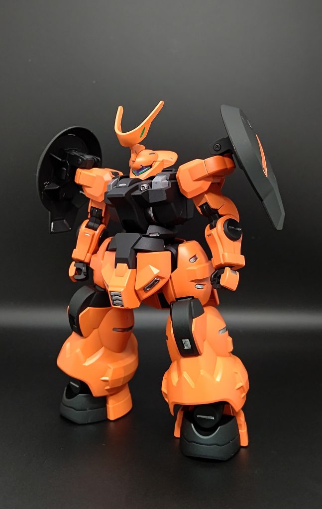 メイン色はホームセンターで見つけたサンフラワーというオレンジと艶消しブラック胴体のドラムフレームっぽい所や細々した部分はガンメタリック顔のセンサーとついでに角のモールドも目っぽい模様に見えたのでアイグリーンで塗装