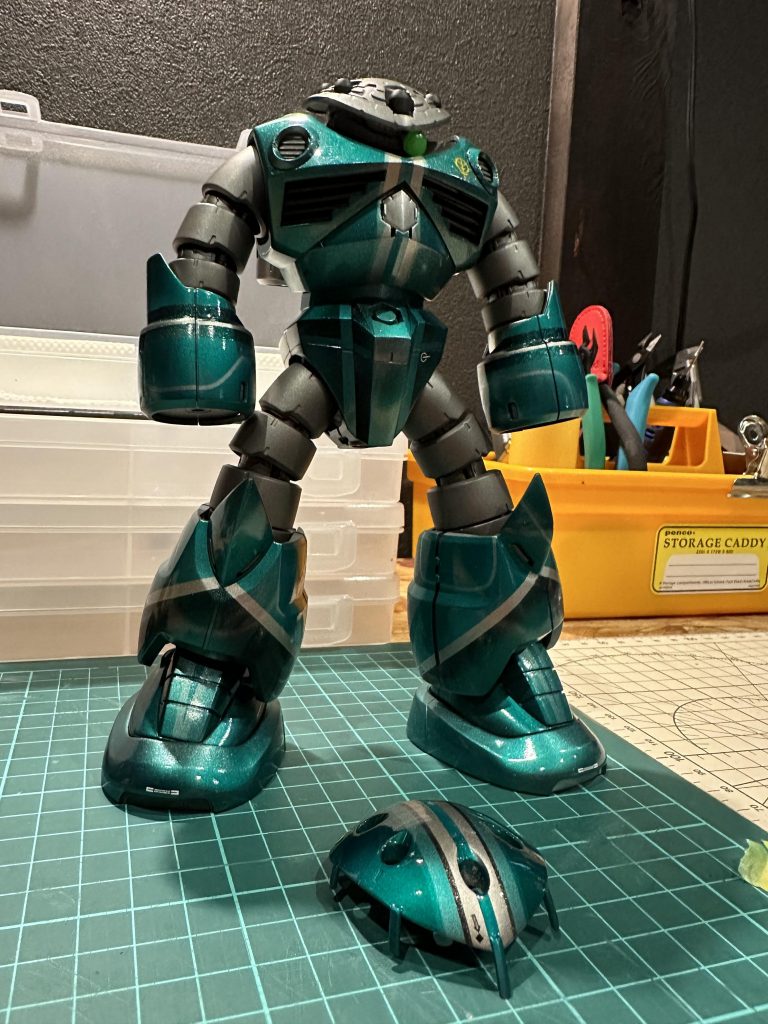 モノアイはグリーンで行く予定でしたがイメージに合わなかったため完成間近でピンクに変更しました。